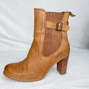 Levi’s Light brown leather pull on heeled booties